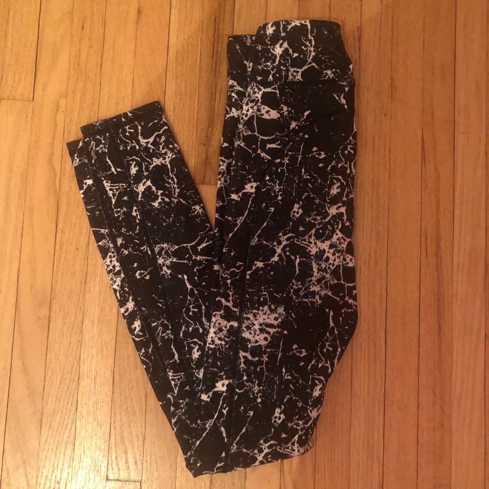Black and white marble leggings